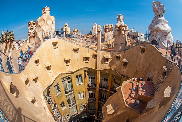 ¿Cómo están regulados los pisos turísticos en Barcelona?